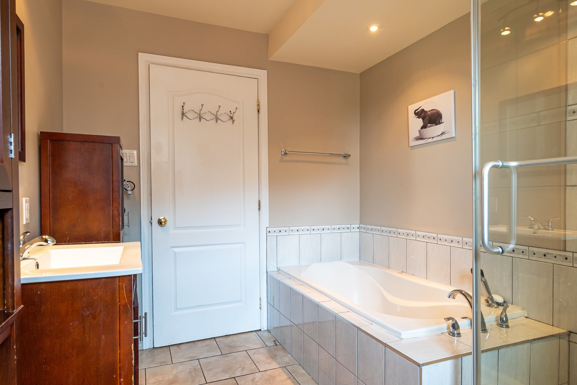 









1091


10e Avenue

,
Shawinigan,




QC
G9T1T6

