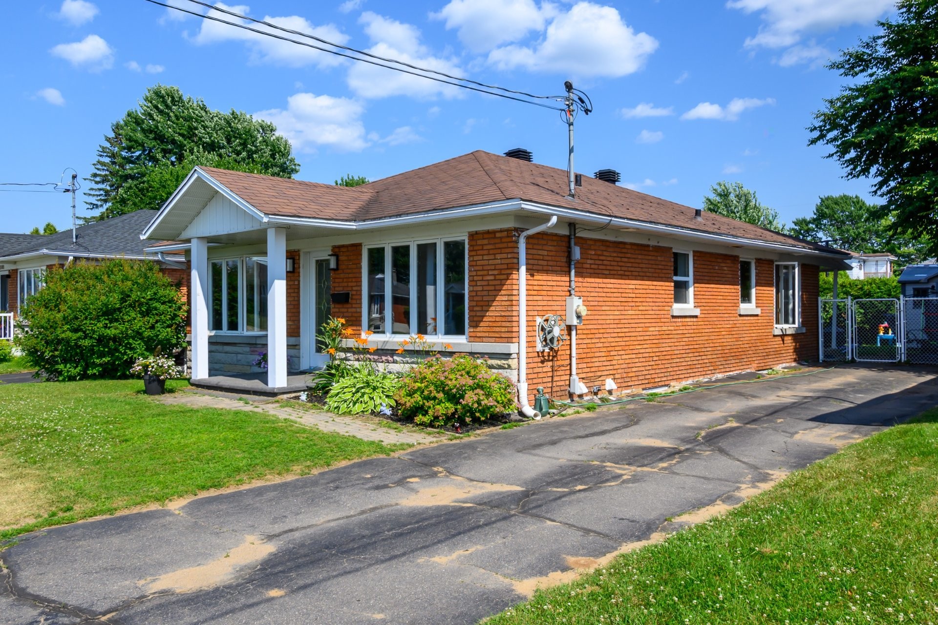 









1091


10e Avenue

,
Shawinigan,




QC
G9T1T6

