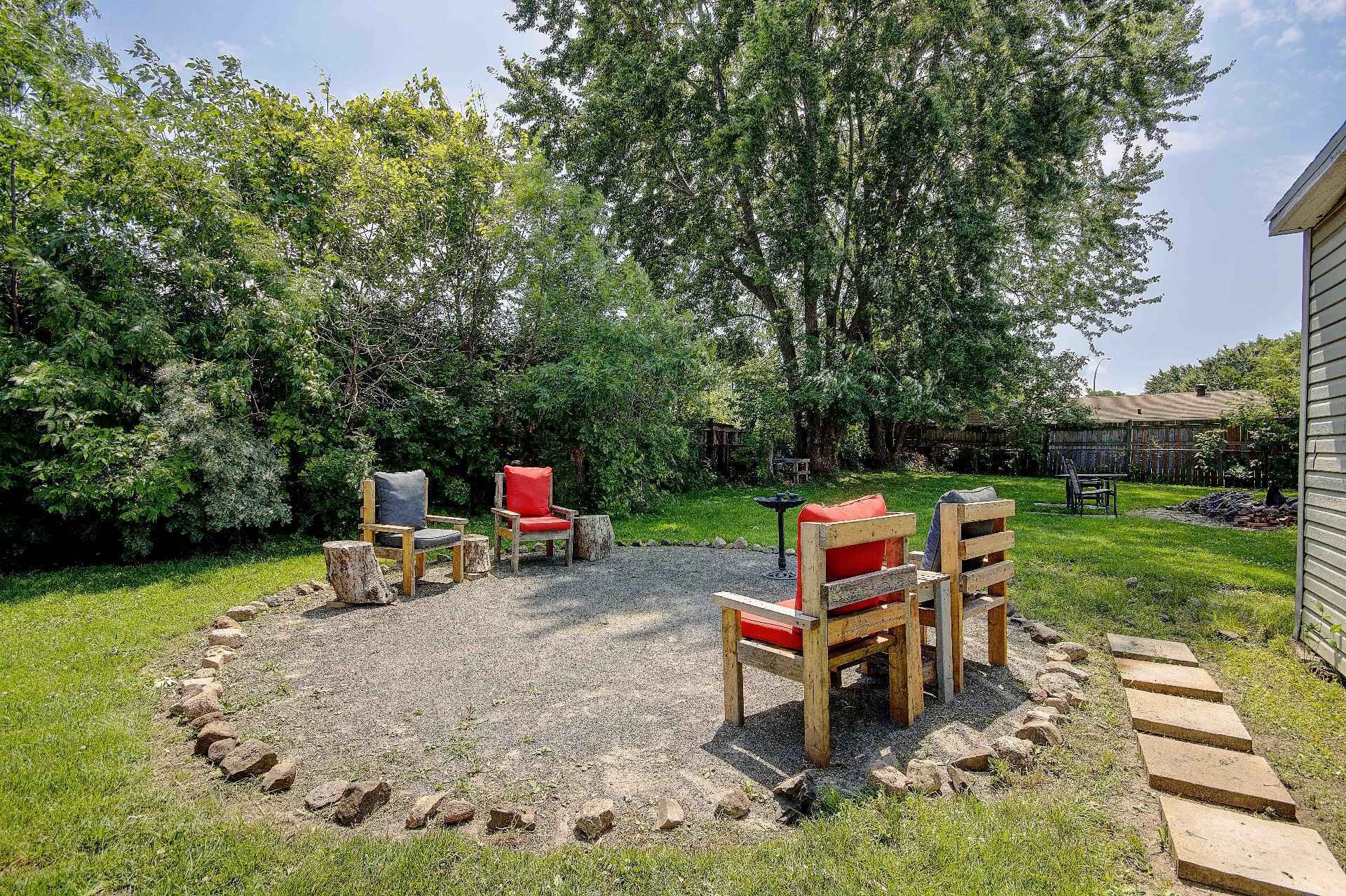 









1135


Rue Hart

,
Longueuil (Greenfield Park),




QC
J4V1J1

