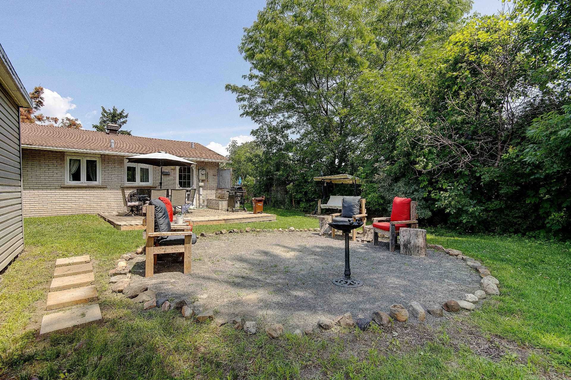 









1135


Rue Hart

,
Longueuil (Greenfield Park),




QC
J4V1J1

