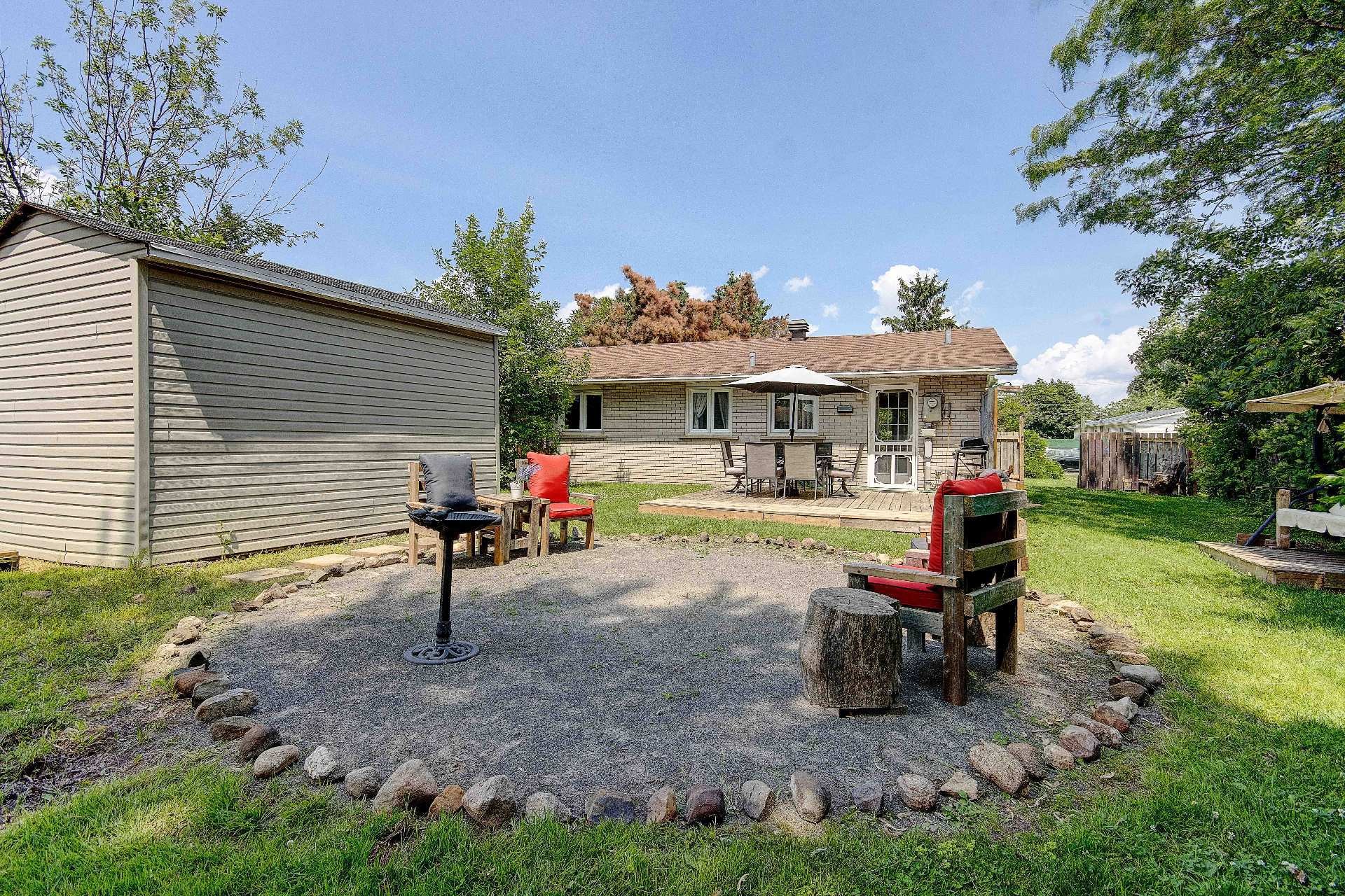 









1135


Rue Hart

,
Longueuil (Greenfield Park),




QC
J4V1J1

