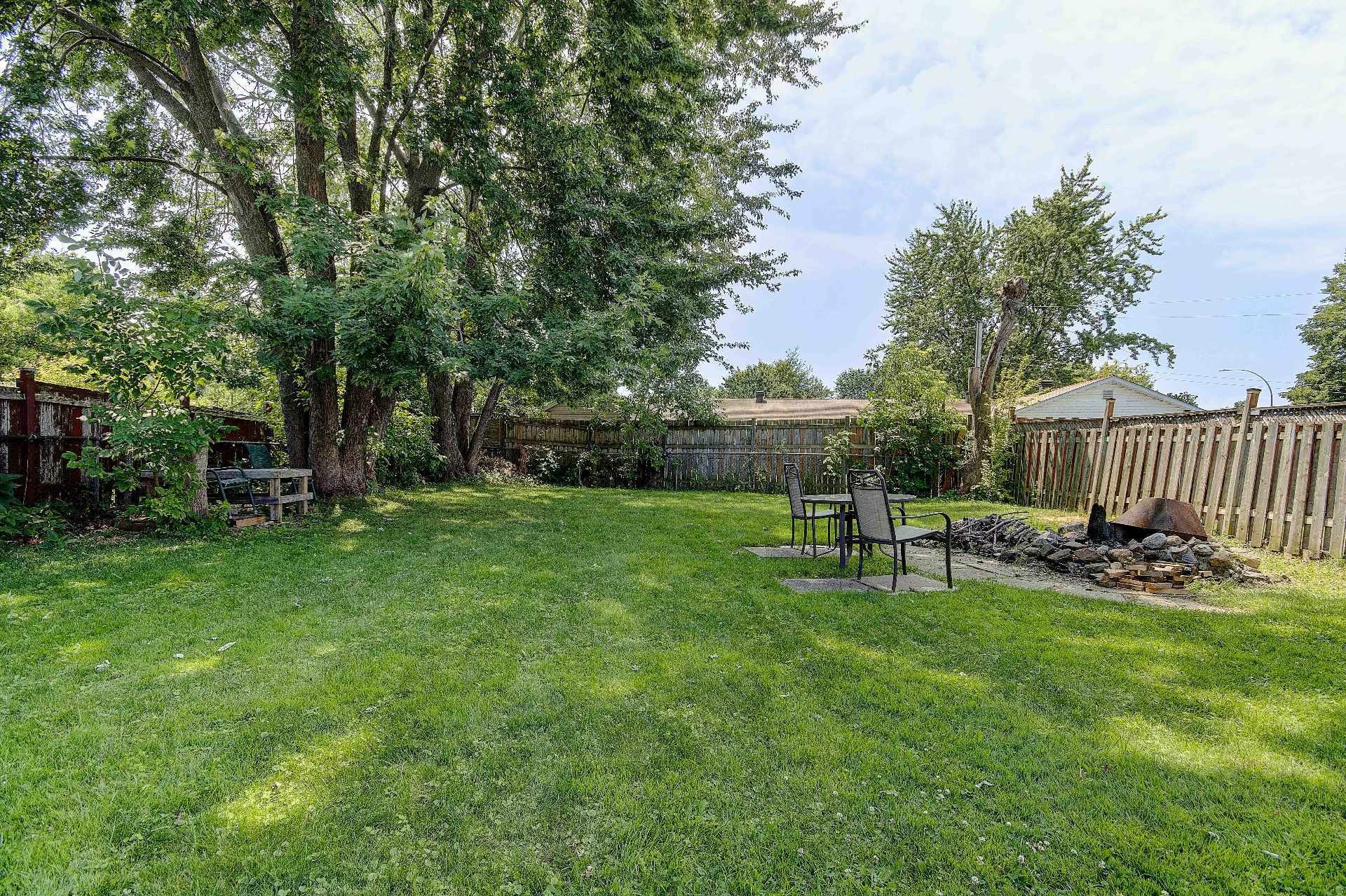 









1135


Rue Hart

,
Longueuil (Greenfield Park),




QC
J4V1J1


