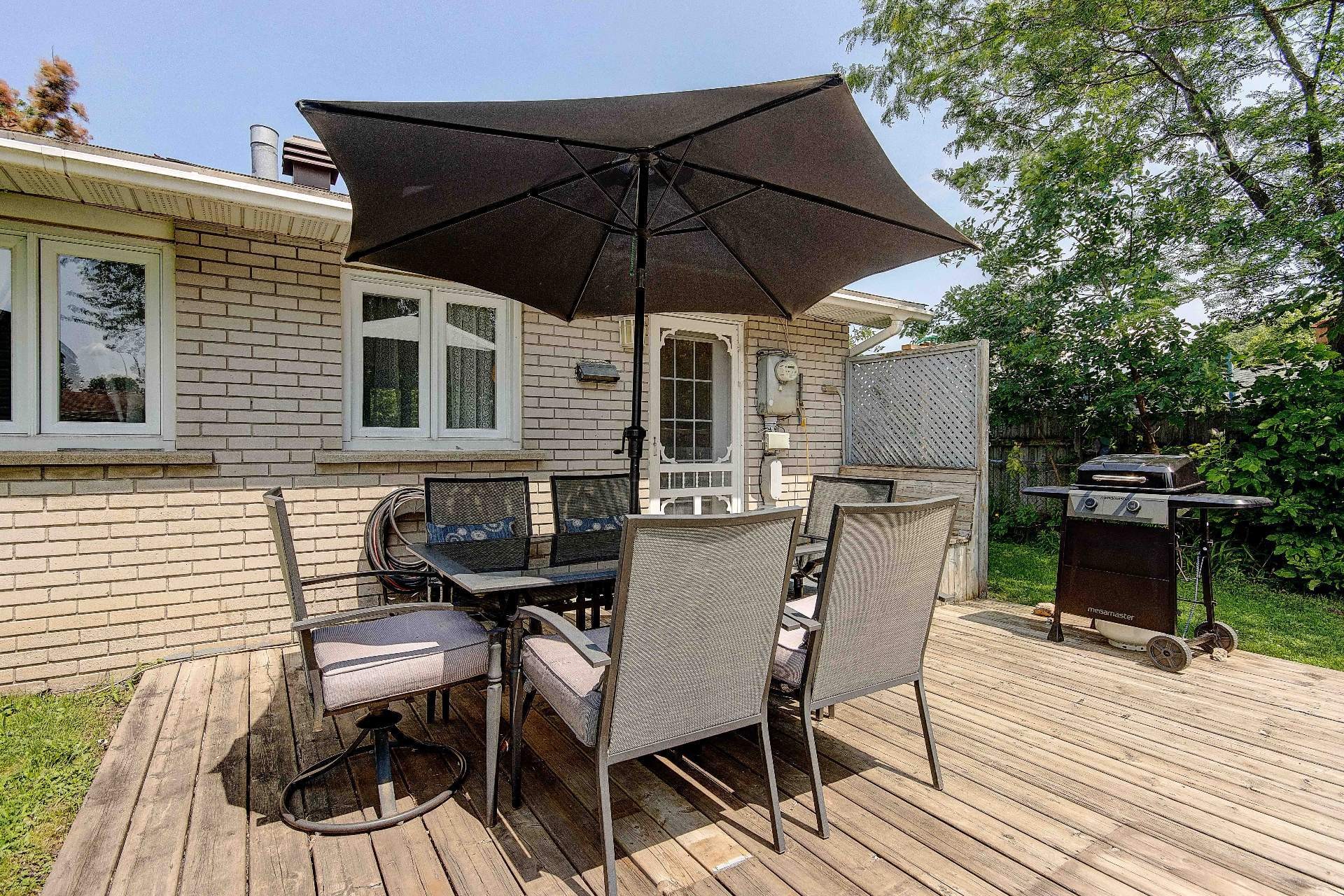 









1135


Rue Hart

,
Longueuil (Greenfield Park),




QC
J4V1J1

