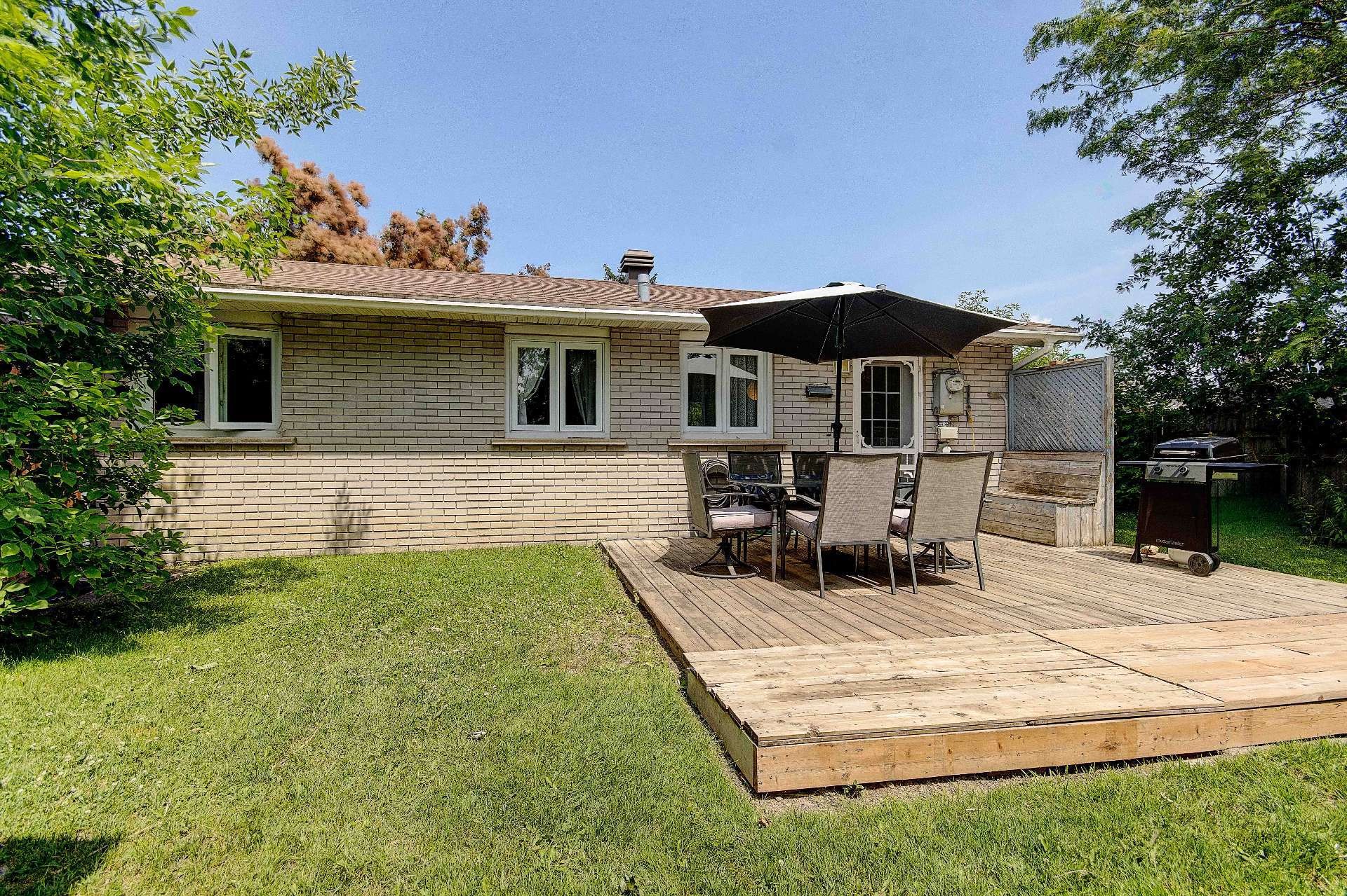 









1135


Rue Hart

,
Longueuil (Greenfield Park),




QC
J4V1J1

