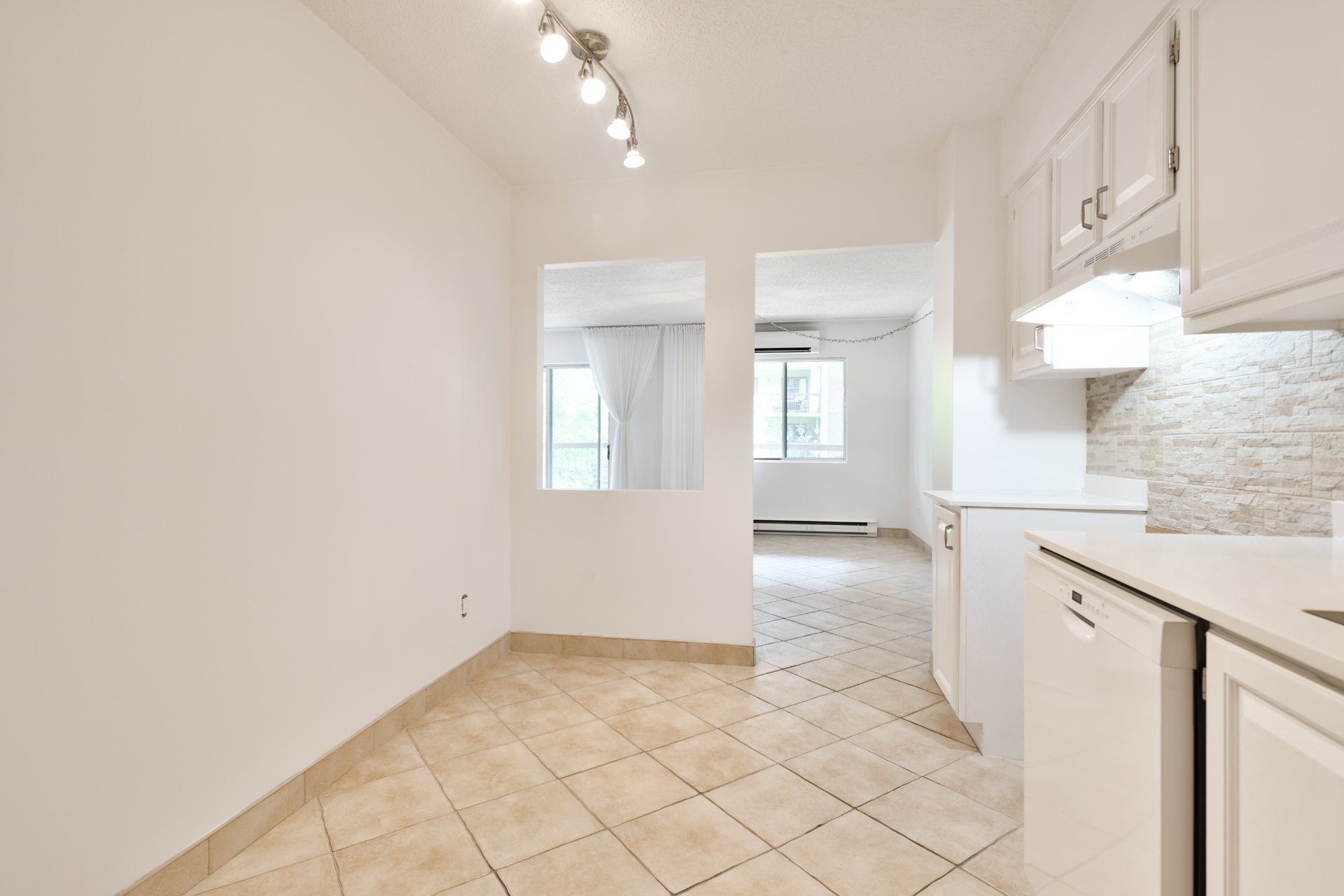 









7060


Av. Giraud

, 106,
Montréal (Anjou),




QC
H1J2J7

