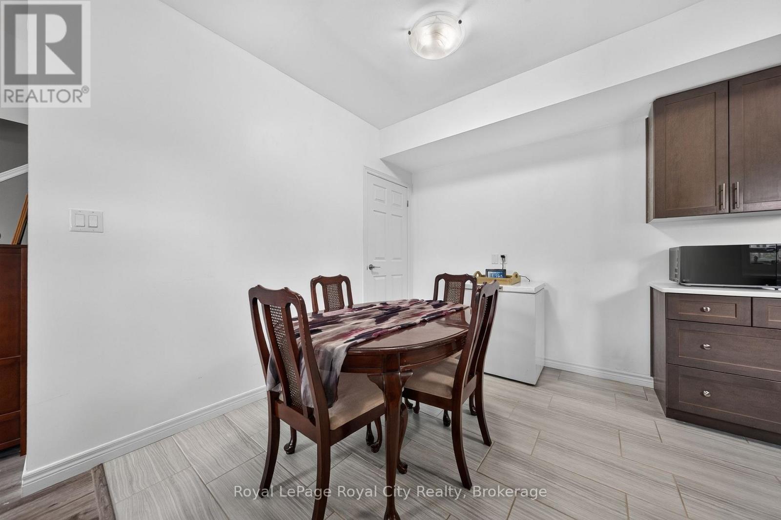 












30 - 39 KAY CRESCENT

,
Guelph (Pineridge/Westminster Woods),




Ontario
N1L0N5

