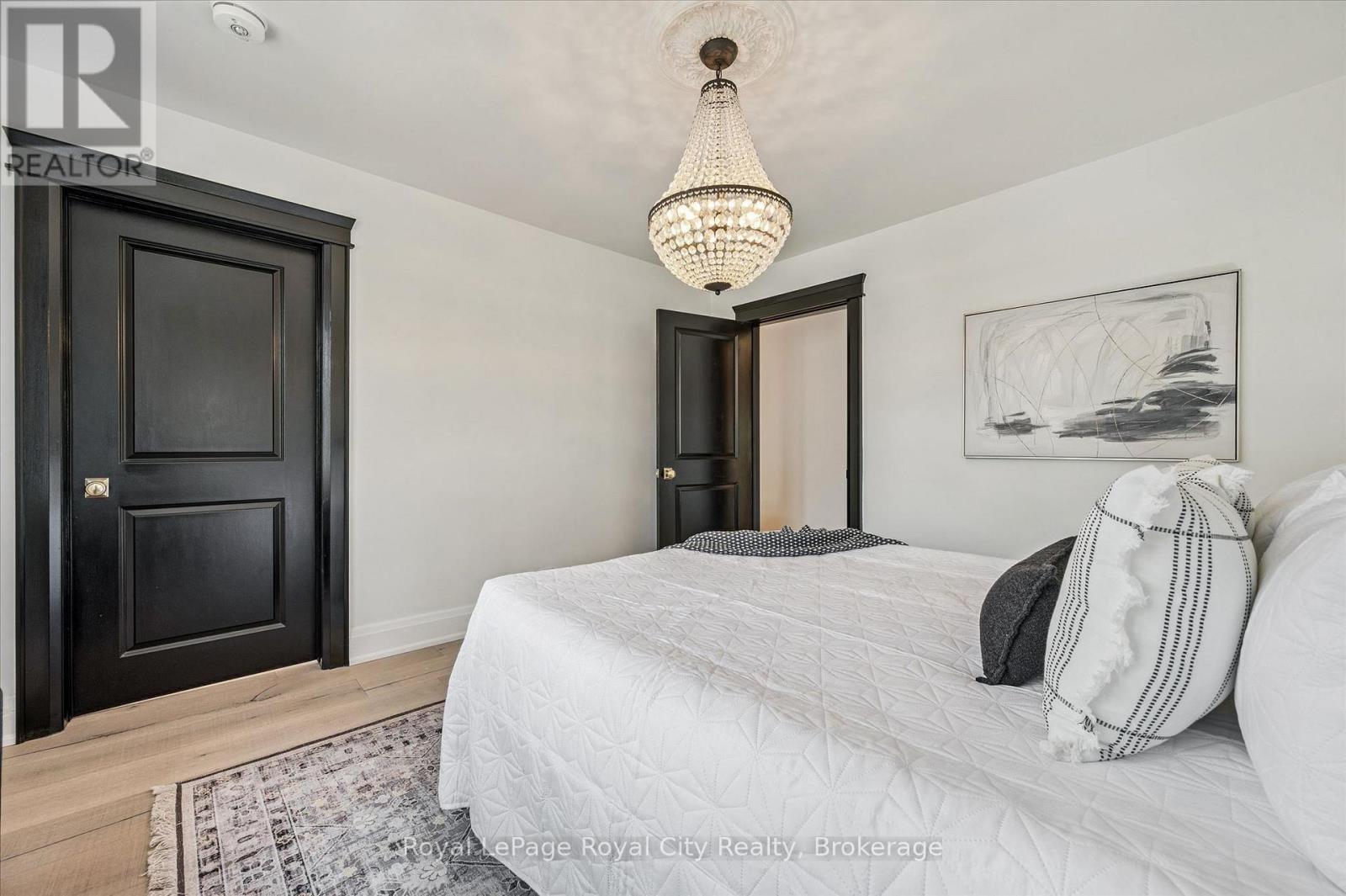 












87 UNIVERSITY AVENUE W

,
Guelph (Dovercliffe Park/Old University),




Ontario
N1G1P1

