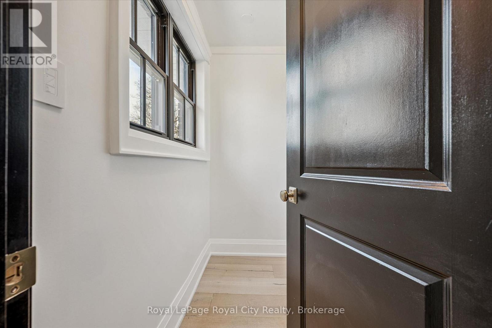












87 UNIVERSITY AVENUE W

,
Guelph (Dovercliffe Park/Old University),




Ontario
N1G1P1

