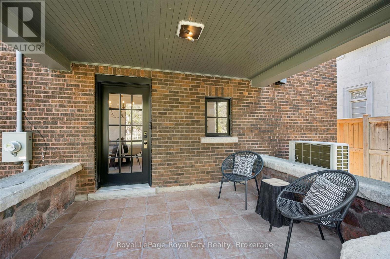












87 UNIVERSITY AVENUE W

,
Guelph (Dovercliffe Park/Old University),




Ontario
N1G1P1


