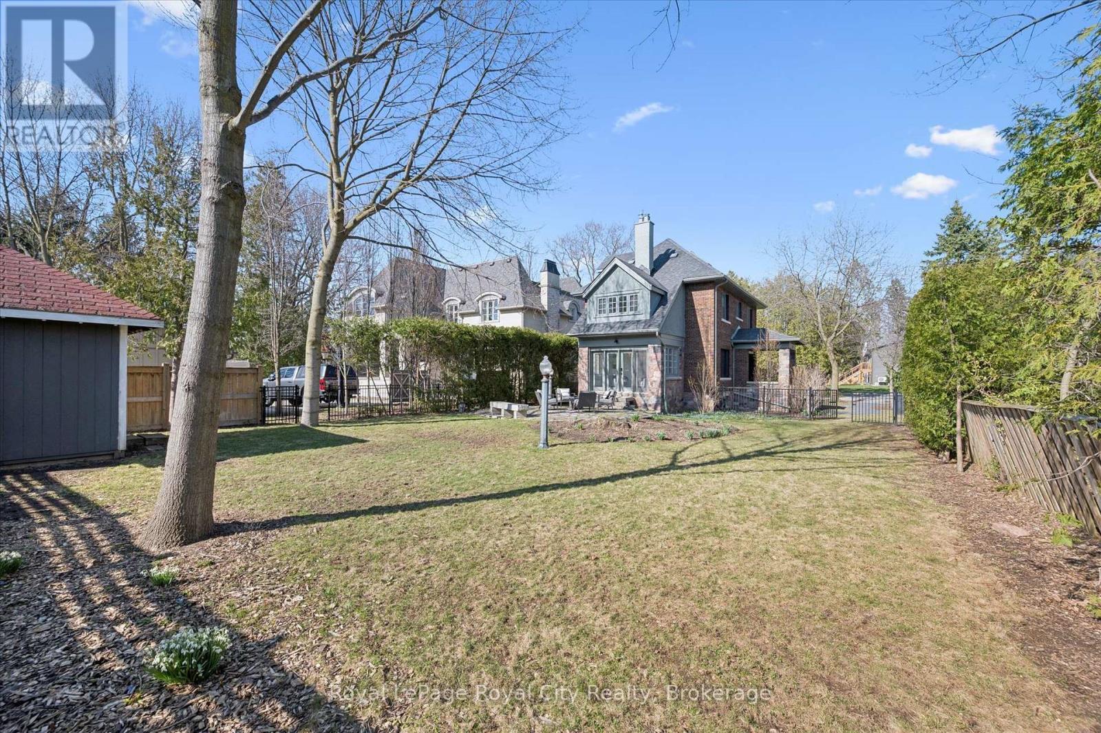 












87 UNIVERSITY AVENUE W

,
Guelph (Dovercliffe Park/Old University),




Ontario
N1G1P1

