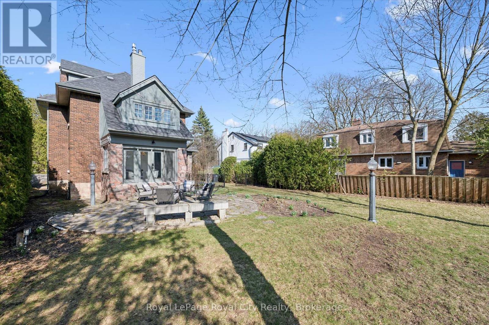 












87 UNIVERSITY AVENUE W

,
Guelph (Dovercliffe Park/Old University),




Ontario
N1G1P1

