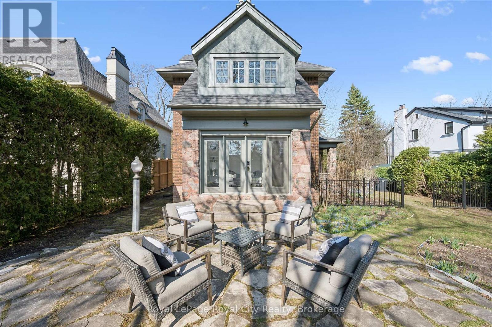 












87 UNIVERSITY AVENUE W

,
Guelph (Dovercliffe Park/Old University),




Ontario
N1G1P1

