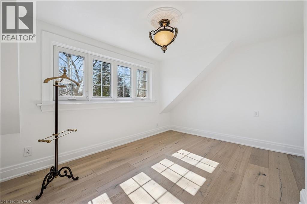 












87 UNIVERSITY Avenue W

,
Guelph,




Ontario
N1G1P1

