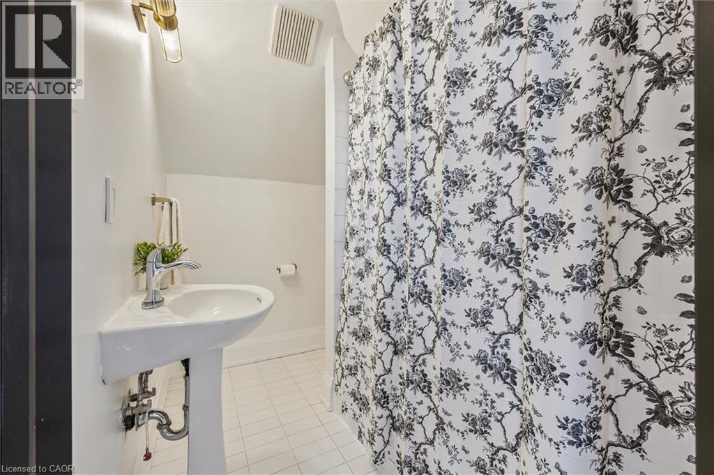 












87 UNIVERSITY Avenue W

,
Guelph,




Ontario
N1G1P1

