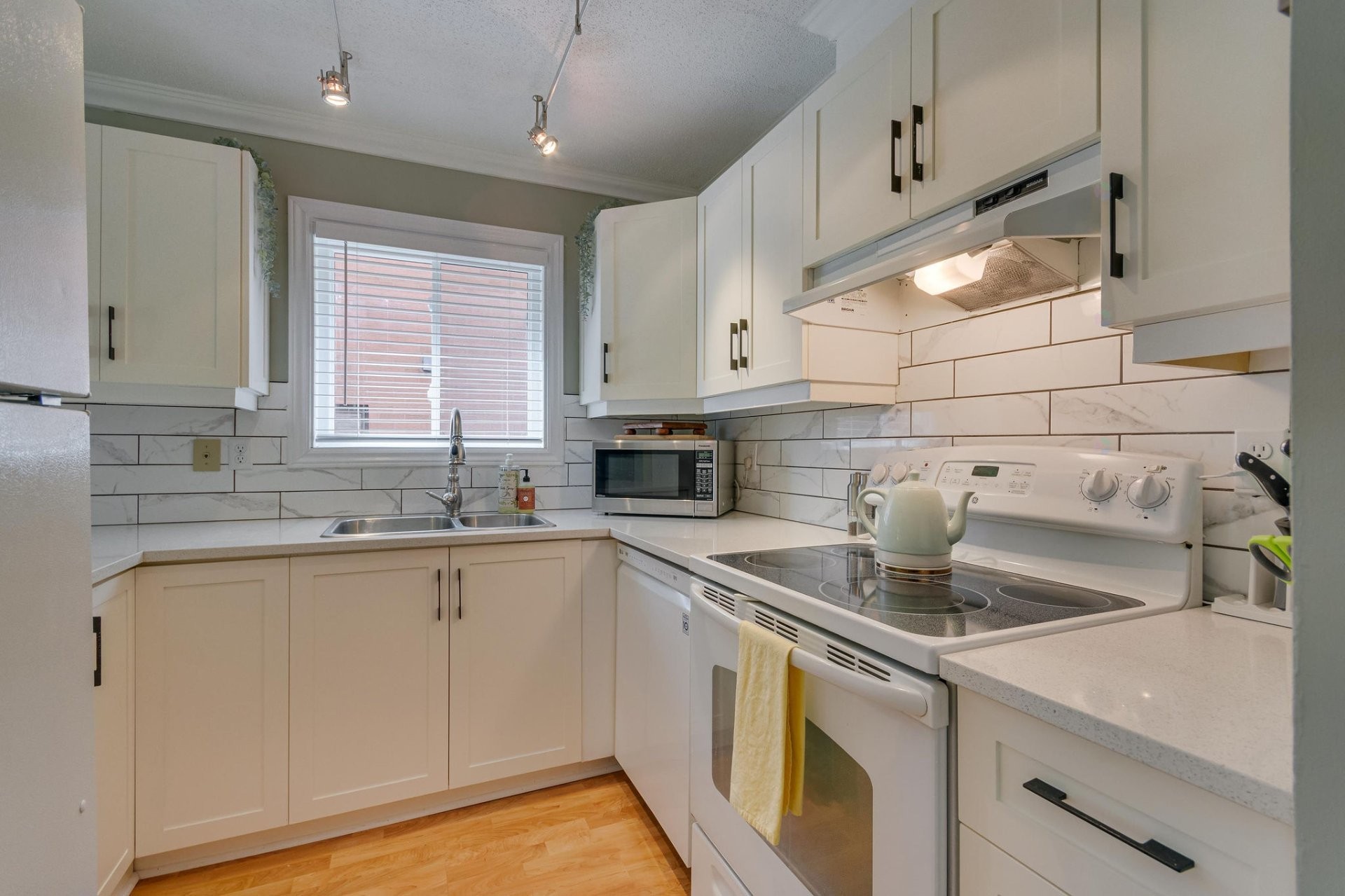 









26


Rue de Deauville

, 1,
Gatineau (Hull),




QC
J8Z3C1


