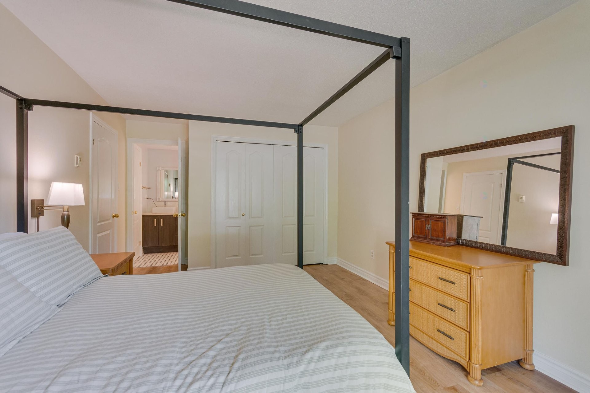 









26


Rue de Deauville

, 1,
Gatineau (Hull),




QC
J8Z3C1

