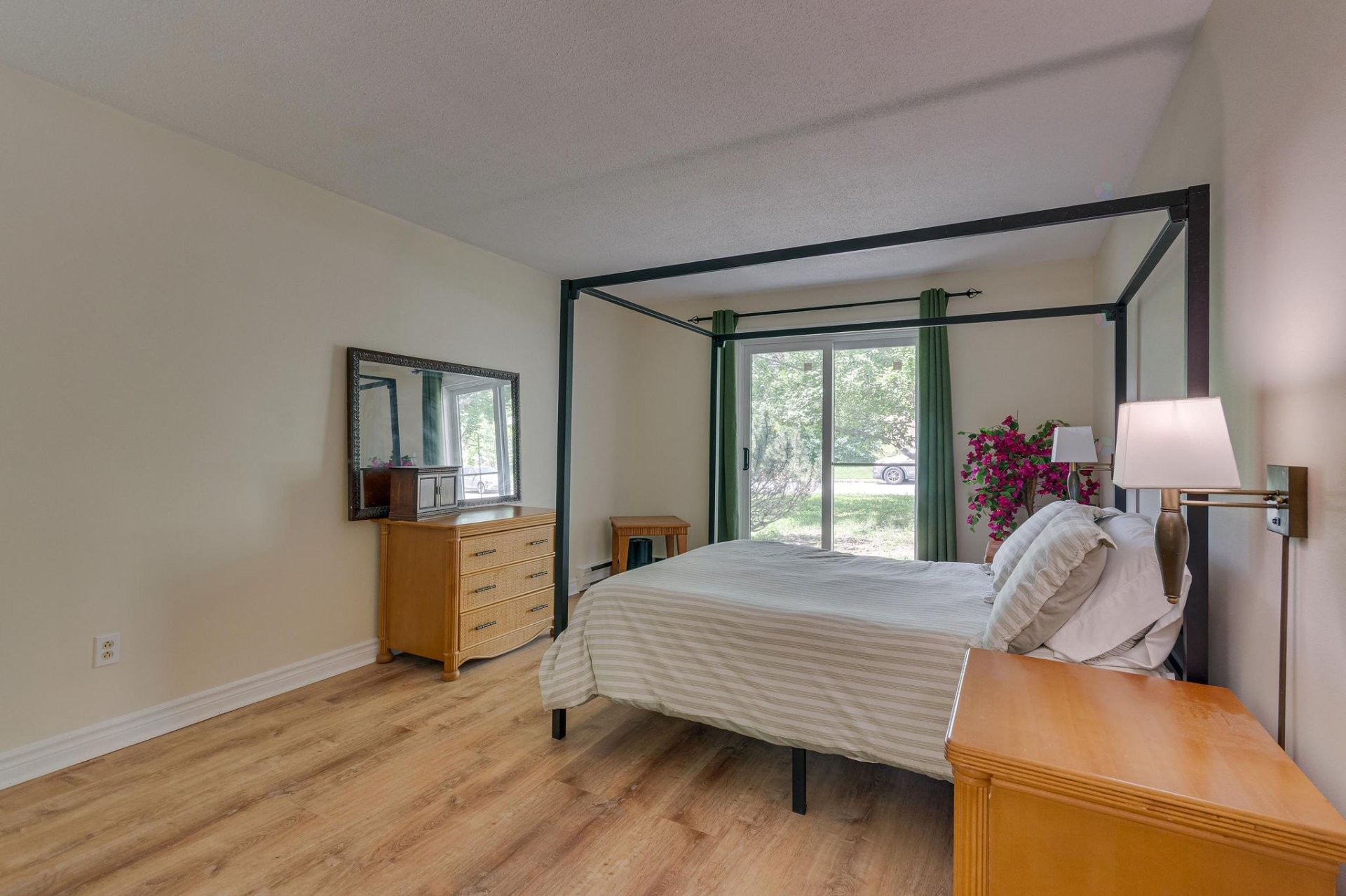 









26


Rue de Deauville

, 1,
Gatineau (Hull),




QC
J8Z3C1

