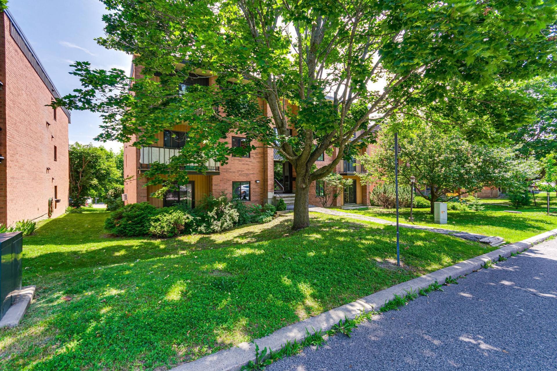 









26


Rue de Deauville

, 1,
Gatineau (Hull),




QC
J8Z3C1

