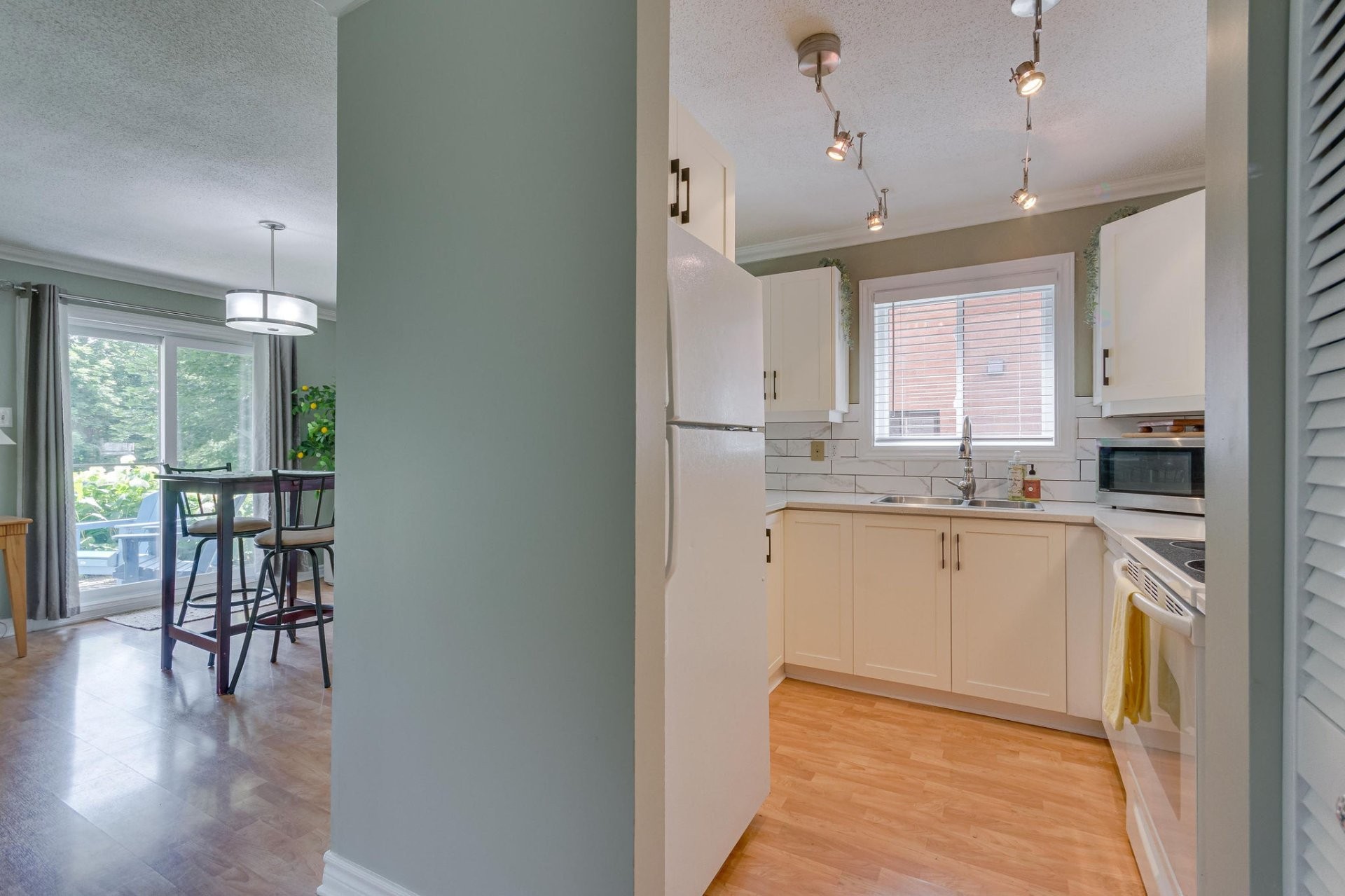 









26


Rue de Deauville

, 1,
Gatineau (Hull),




QC
J8Z3C1

