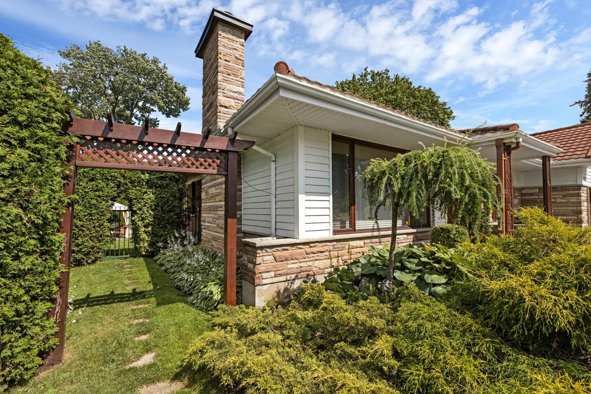 









2226


Crois. Ainsley

,
Mont-Royal,




QC
H3P2S7

