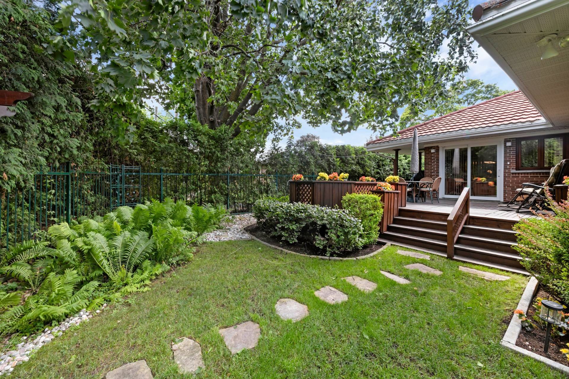 









2226


Crois. Ainsley

,
Mont-Royal,




QC
H3P2S7

