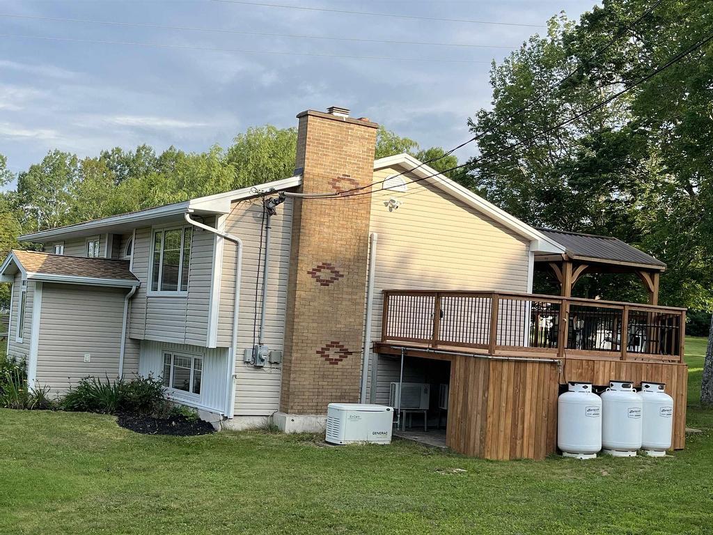 












1 Brook Street

,
Fletchers Lake,




NS
B2T 1A5

