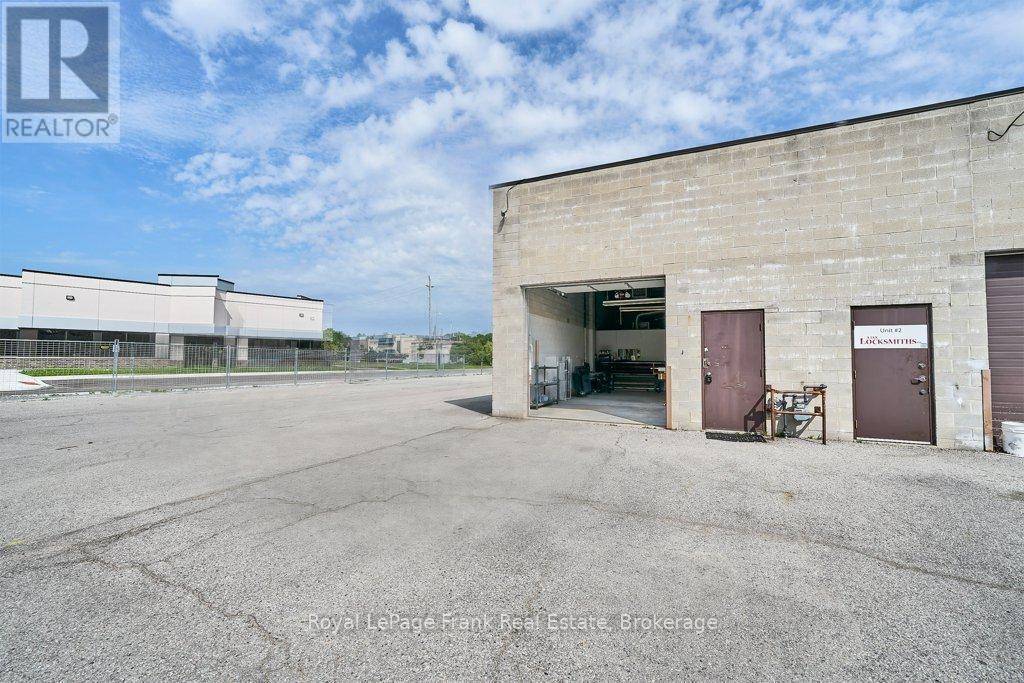 












1 - 676 MONARCH AVENUE

,
Ajax (South West),




Ontario
L1S4S2

