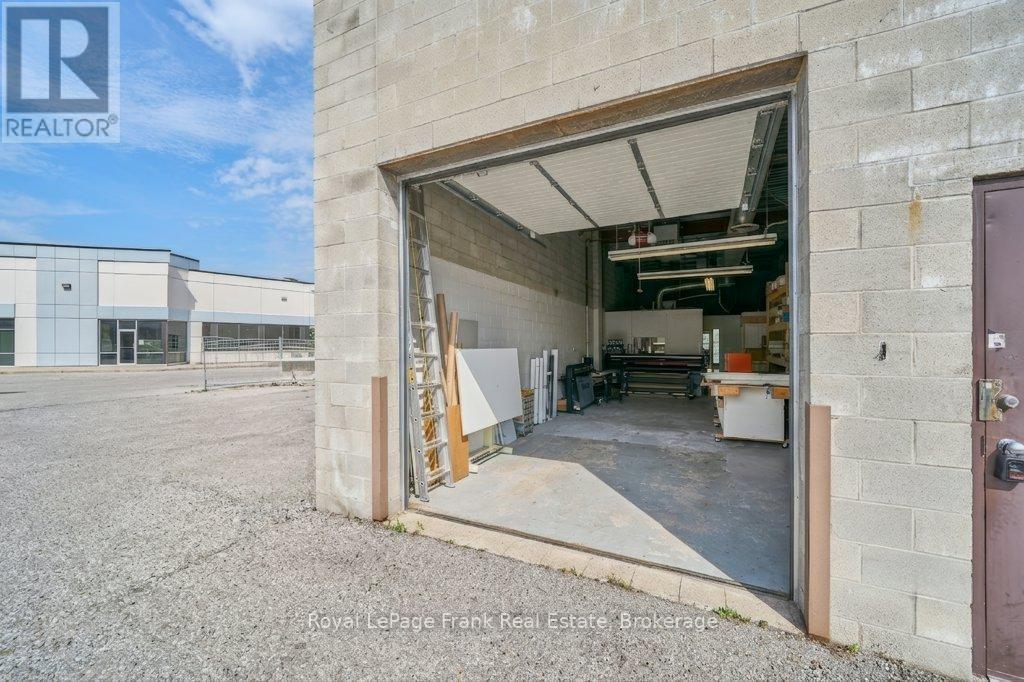 












1 - 676 MONARCH AVENUE

,
Ajax (South West),




Ontario
L1S4S2

