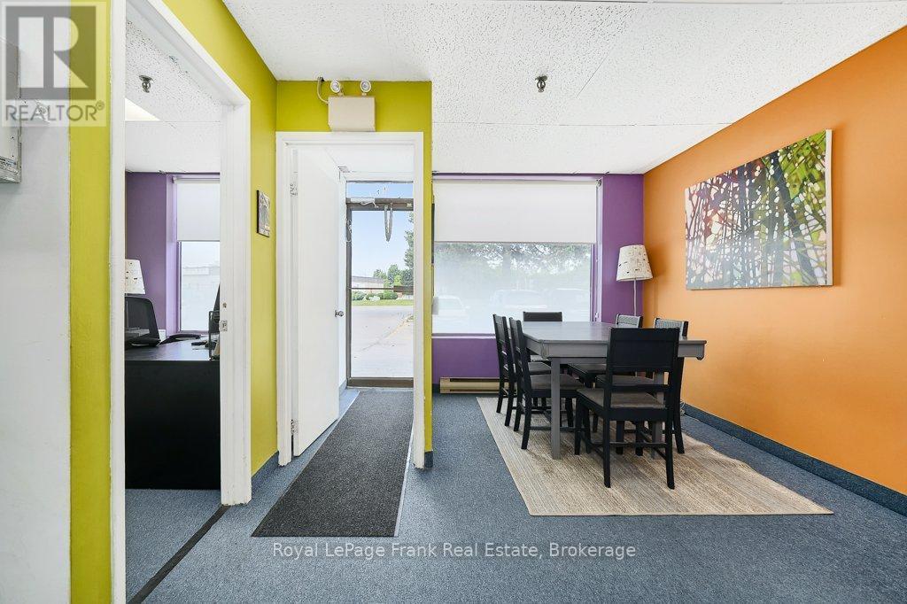 












1 - 676 MONARCH AVENUE

,
Ajax (South West),




Ontario
L1S4S2

