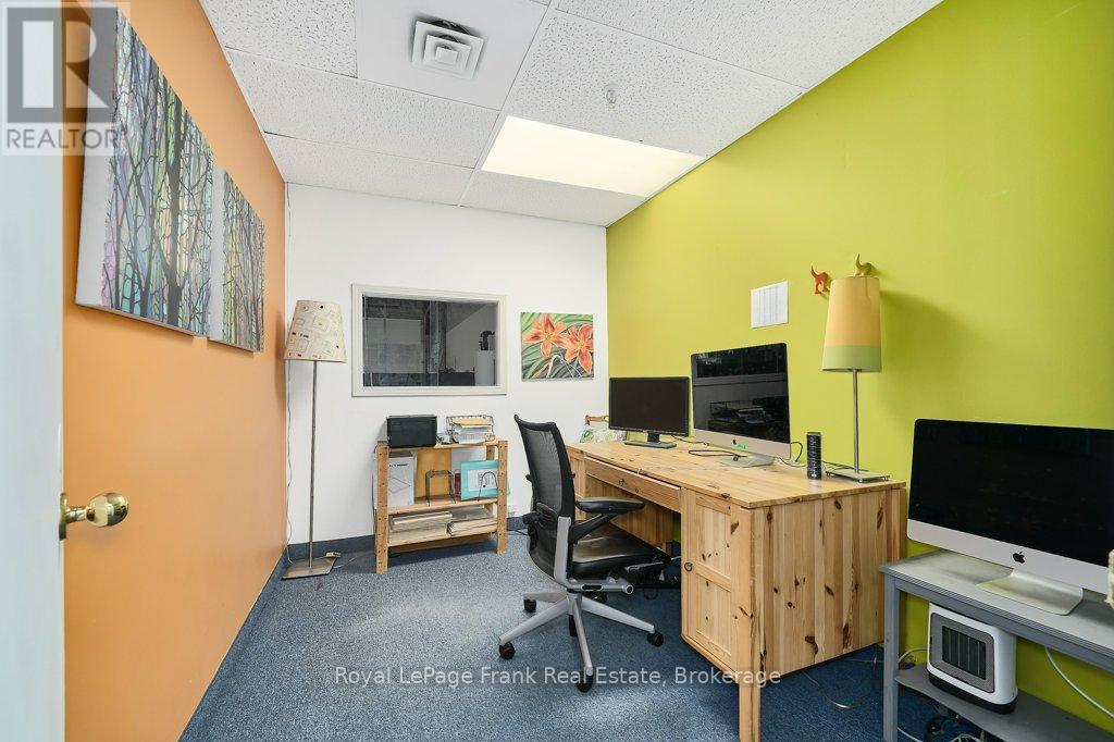 












1 - 676 MONARCH AVENUE

,
Ajax (South West),




Ontario
L1S4S2

