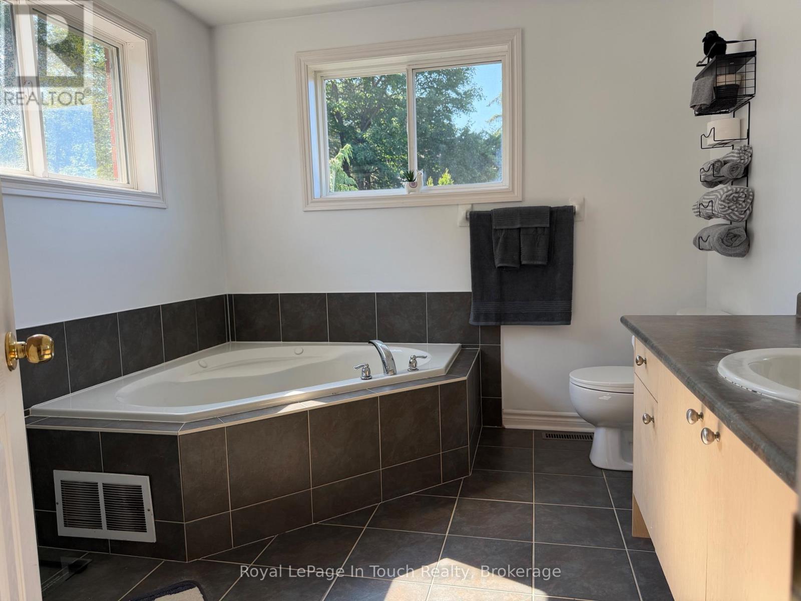 












384 KELLER DRIVE

,
Midland,




Ontario
L4R0A7

