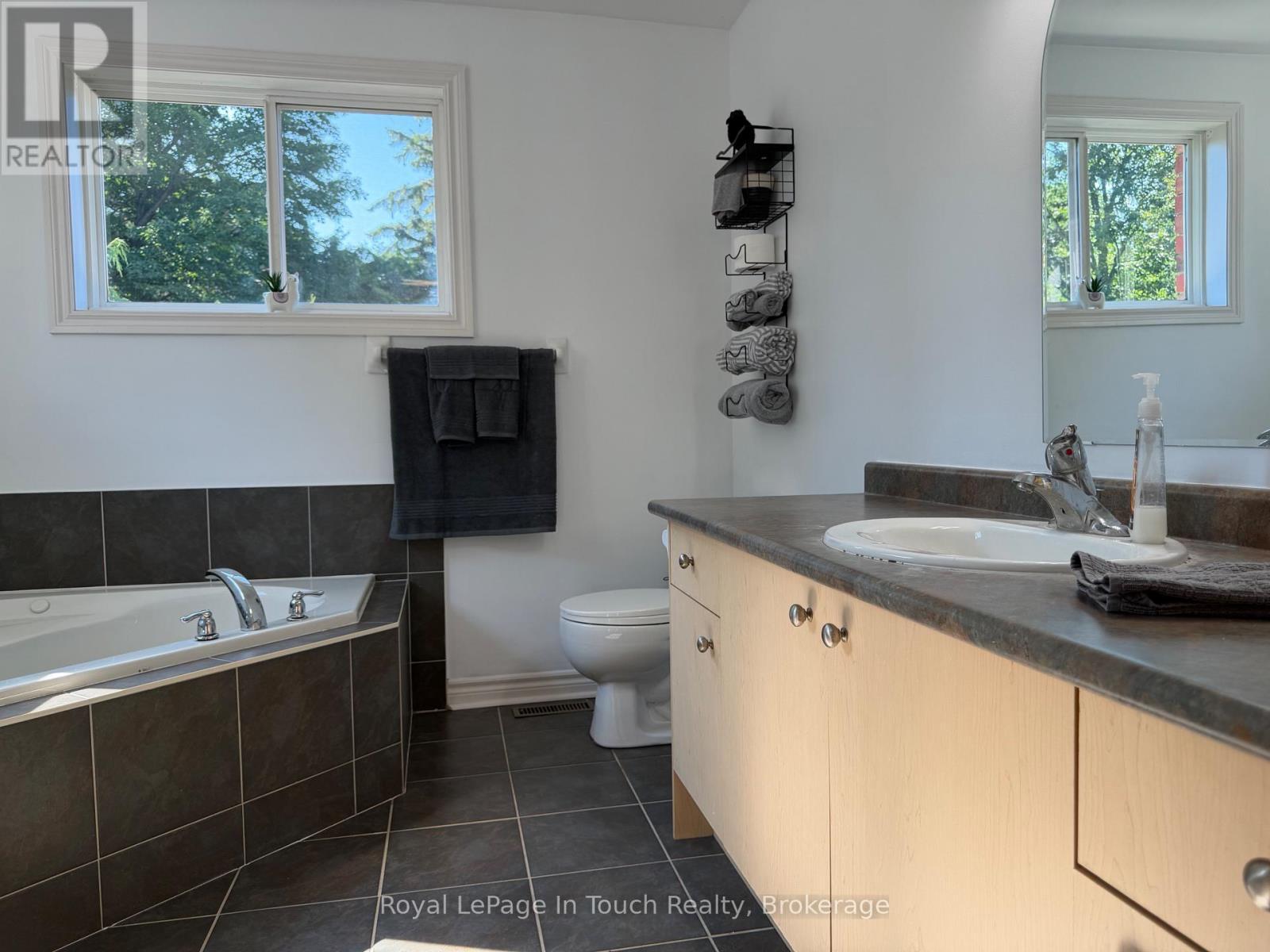 












384 KELLER DRIVE

,
Midland,




Ontario
L4R0A7

