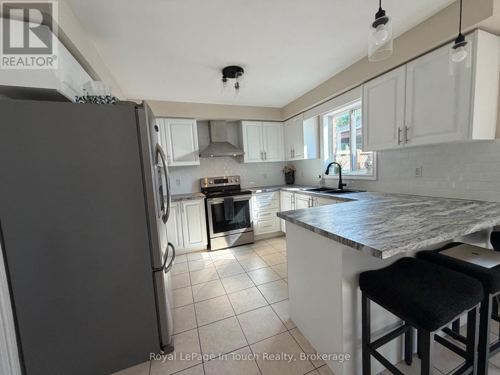 












384 KELLER DRIVE

,
Midland,




Ontario
L4R0A7

