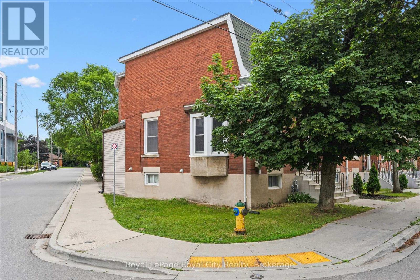 












90 NEEVE STREET

,
Guelph (St. Patrick's Ward),




Ontario
N1E5S1

