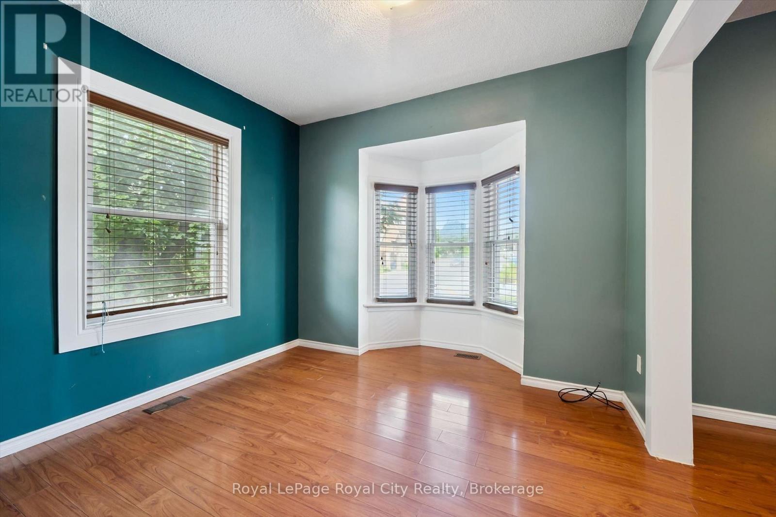 












90 NEEVE STREET

,
Guelph (St. Patrick's Ward),




Ontario
N1E5S1

