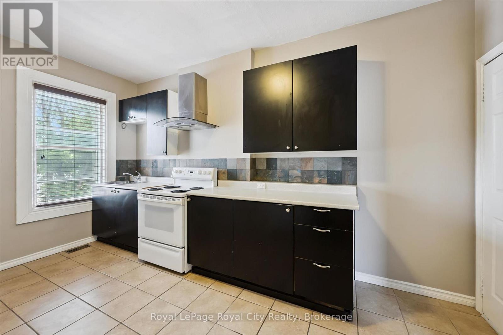 












90 NEEVE STREET

,
Guelph (St. Patrick's Ward),




Ontario
N1E5S1

