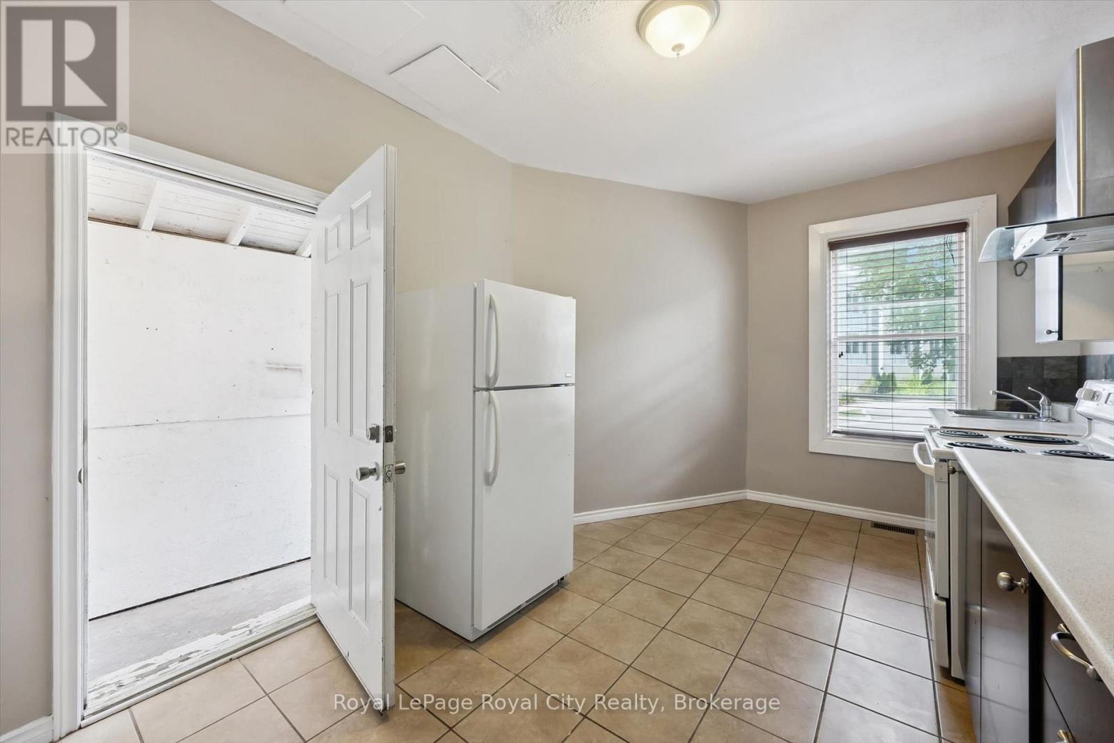 












90 NEEVE STREET

,
Guelph (St. Patrick's Ward),




Ontario
N1E5S1

