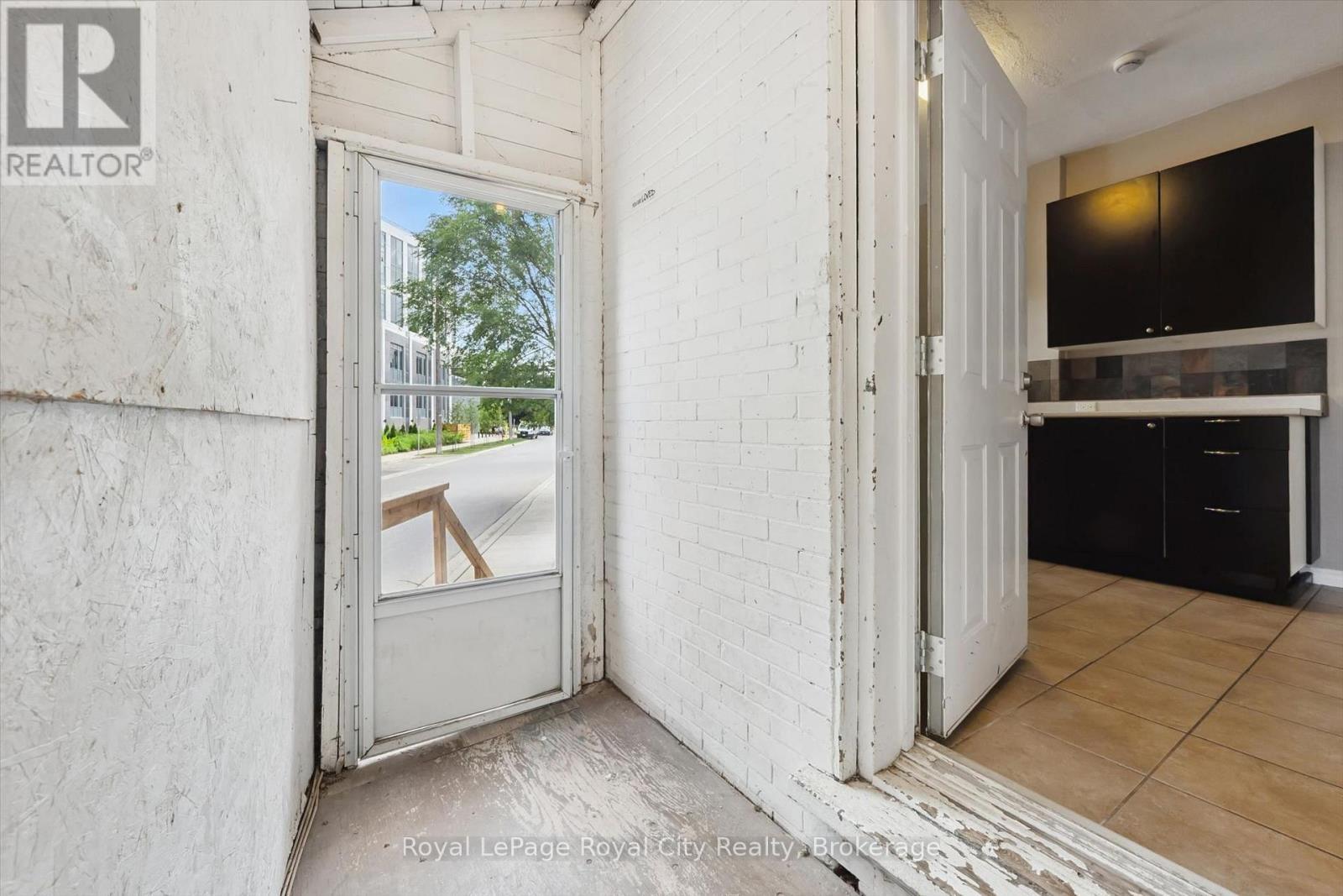 












90 NEEVE STREET

,
Guelph (St. Patrick's Ward),




Ontario
N1E5S1

