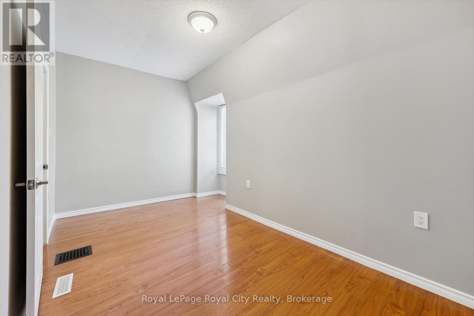 












90 NEEVE STREET

,
Guelph (St. Patrick's Ward),




Ontario
N1E5S1

