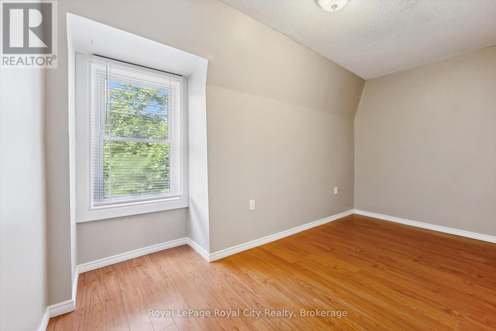 












90 NEEVE STREET

,
Guelph (St. Patrick's Ward),




Ontario
N1E5S1

