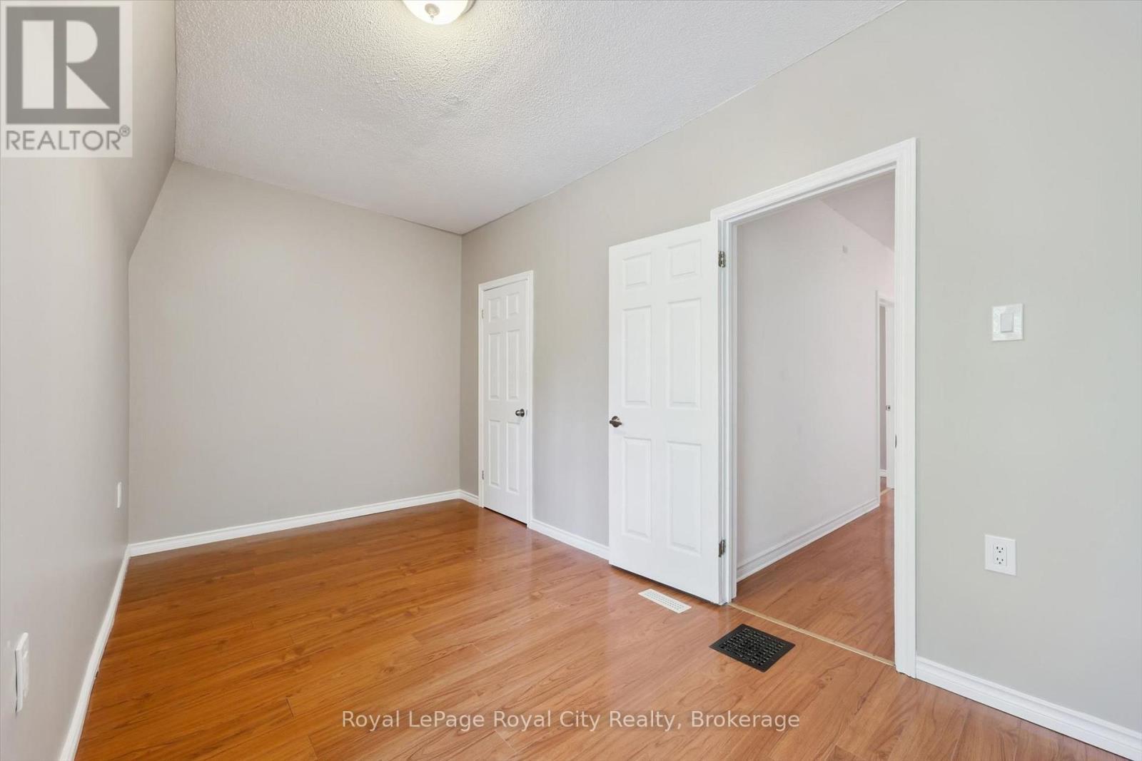 












90 NEEVE STREET

,
Guelph (St. Patrick's Ward),




Ontario
N1E5S1

