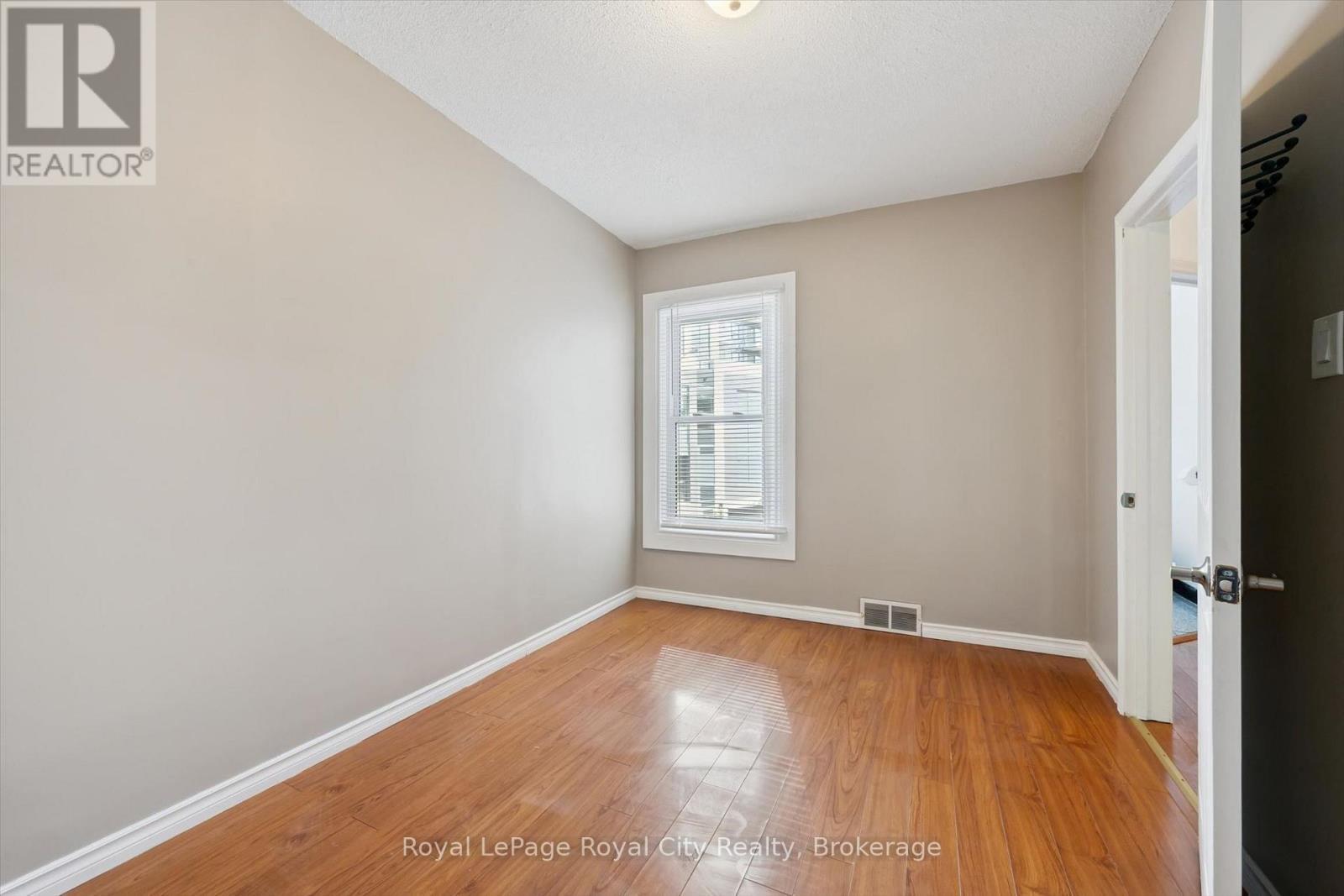 












90 NEEVE STREET

,
Guelph (St. Patrick's Ward),




Ontario
N1E5S1

