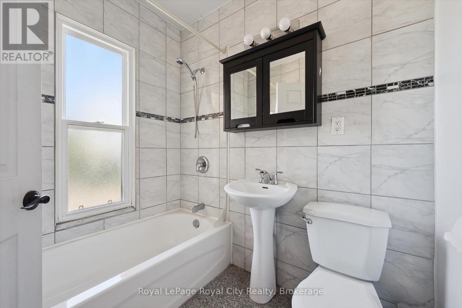 












90 NEEVE STREET

,
Guelph (St. Patrick's Ward),




Ontario
N1E5S1

