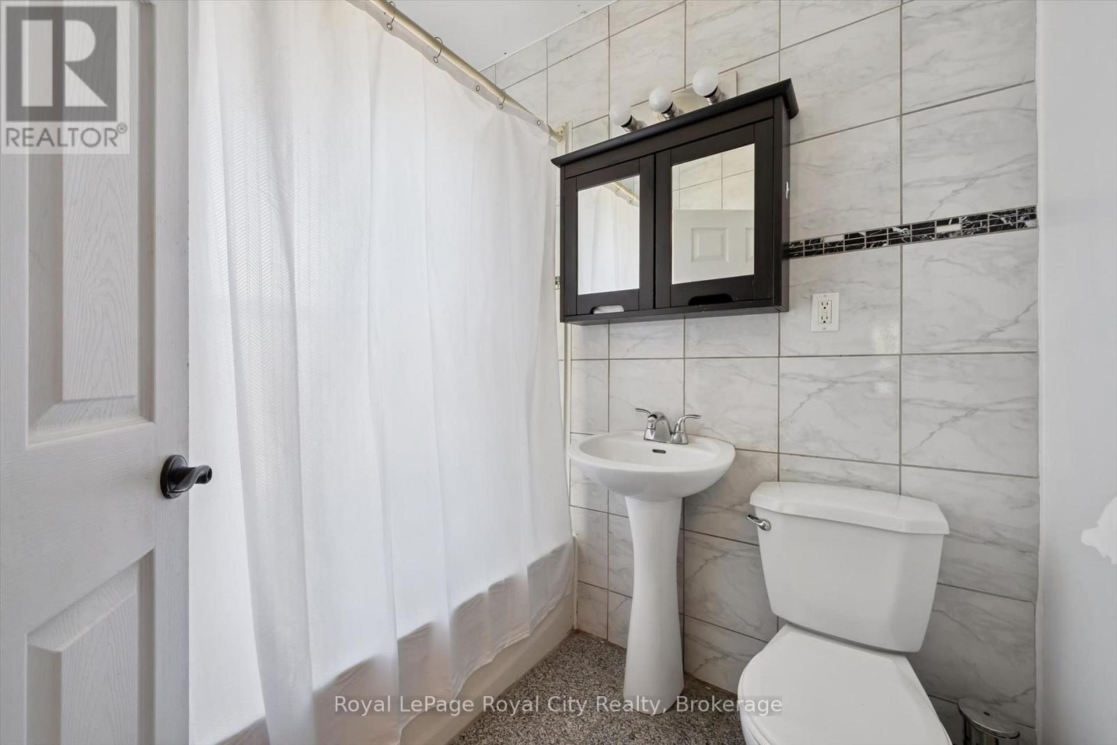 












90 NEEVE STREET

,
Guelph (St. Patrick's Ward),




Ontario
N1E5S1

