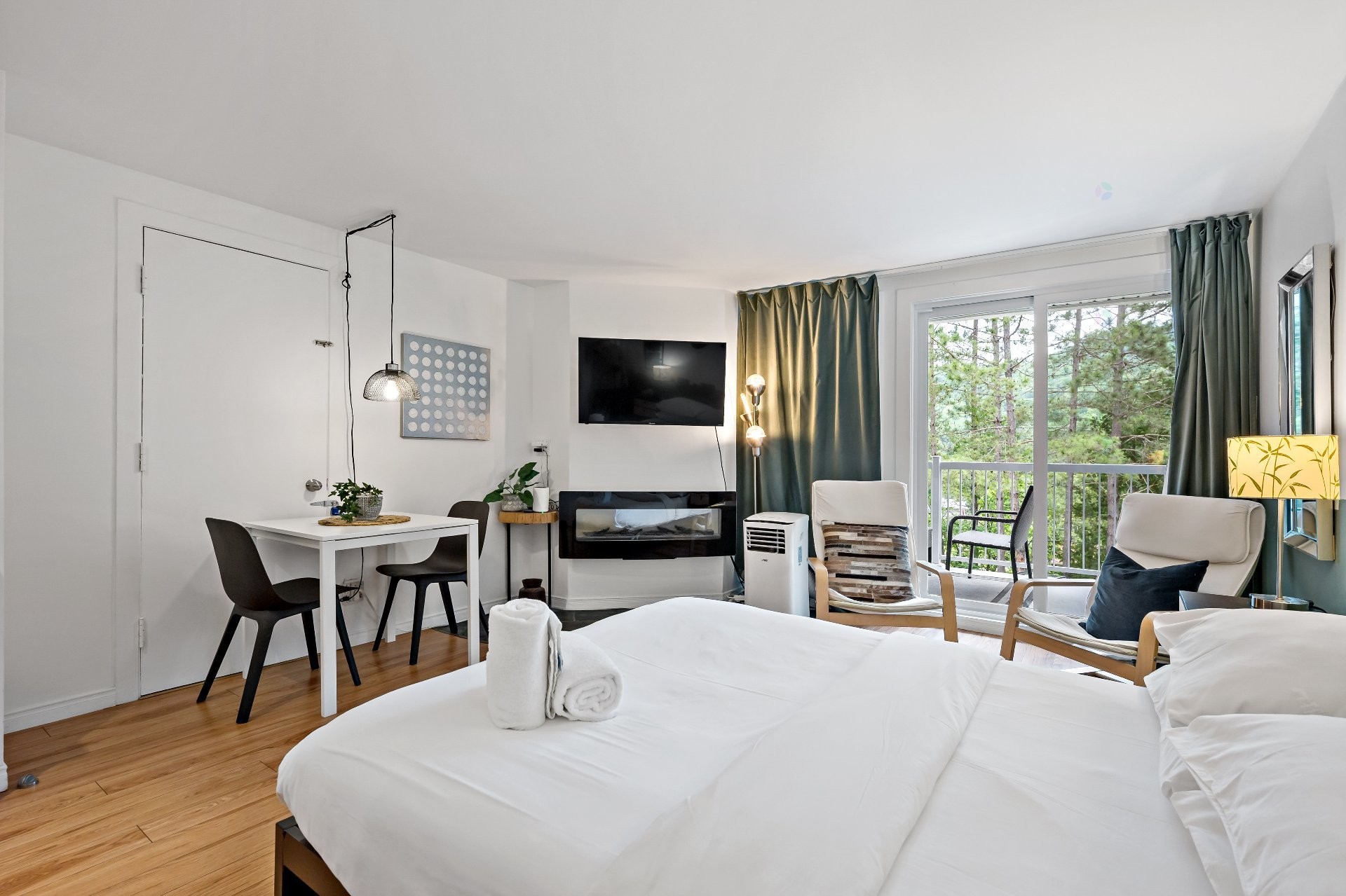 









120


Rue du Mont-Plaisant

, 103-104,
Mont-Tremblant,




QC
J8E1L2

