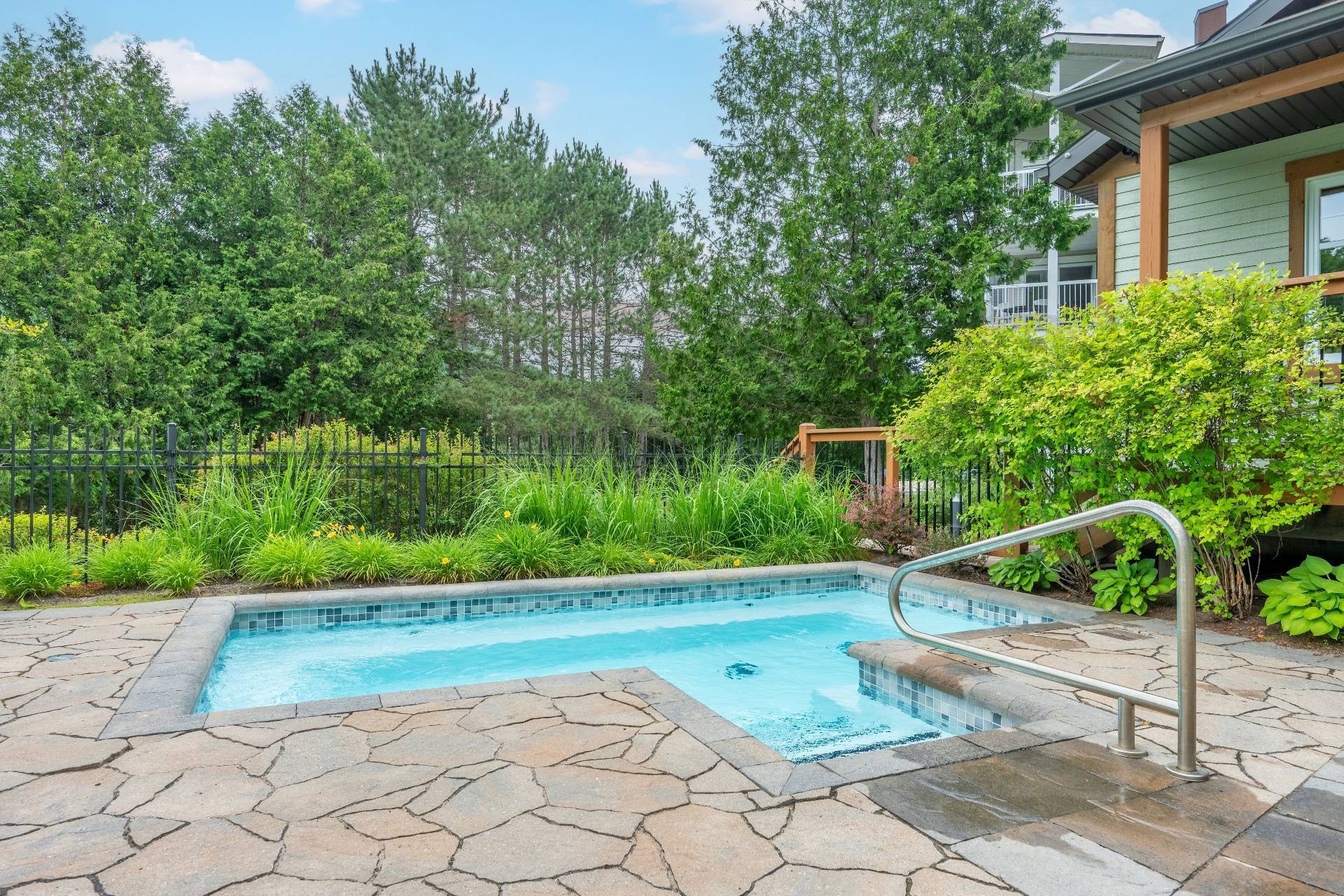 









120


Rue du Mont-Plaisant

, 103-104,
Mont-Tremblant,




QC
J8E1L2

