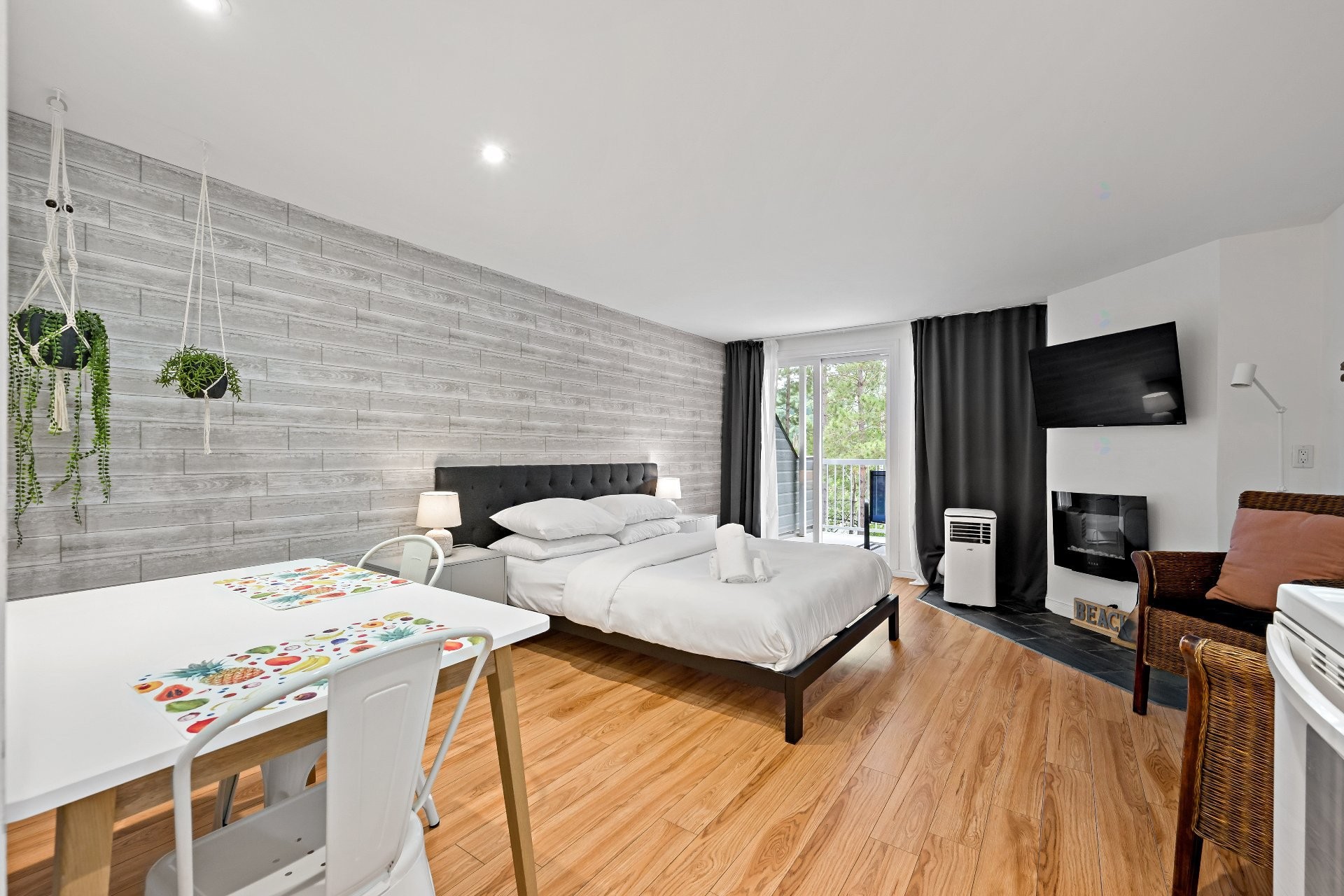 









120


Rue du Mont-Plaisant

, 103-104,
Mont-Tremblant,




QC
J8E1L2

