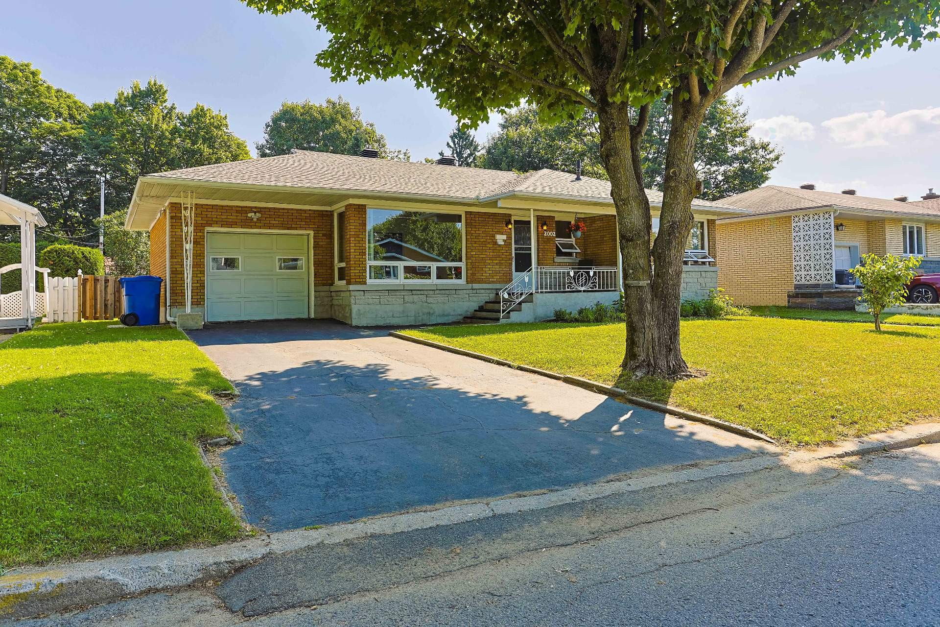 









2002


79e Rue

,
Shawinigan,




QC
G9N5V7

