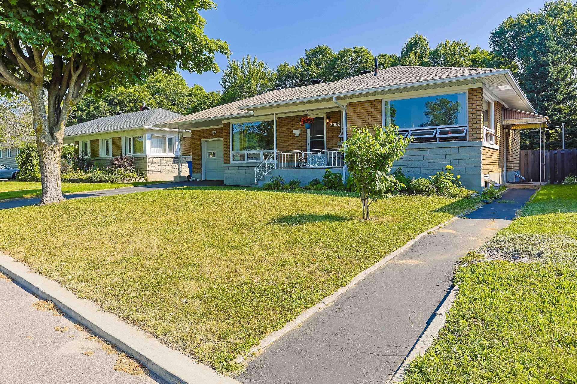 









2002


79e Rue

,
Shawinigan,




QC
G9N5V7

