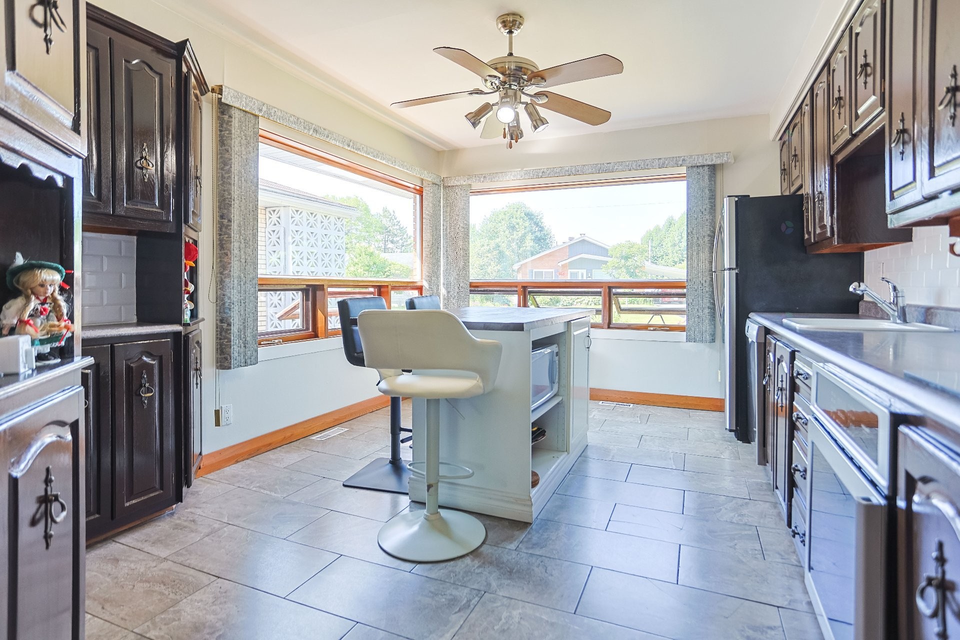 









2002


79e Rue

,
Shawinigan,




QC
G9N5V7


